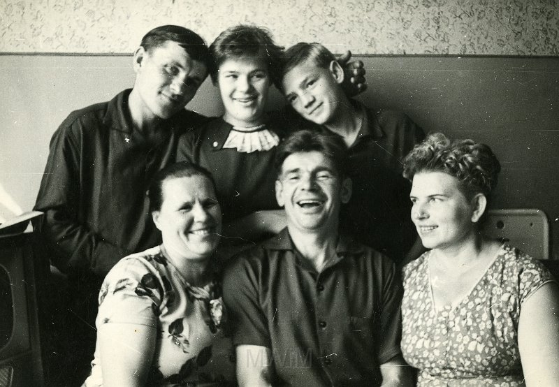 KKE 4508.jpg - Od lewej, w dolnym rzędzie siedzą: Teofila z mężem Antonim Sorokom z dziećmi, Mińsk, 1976 r.
